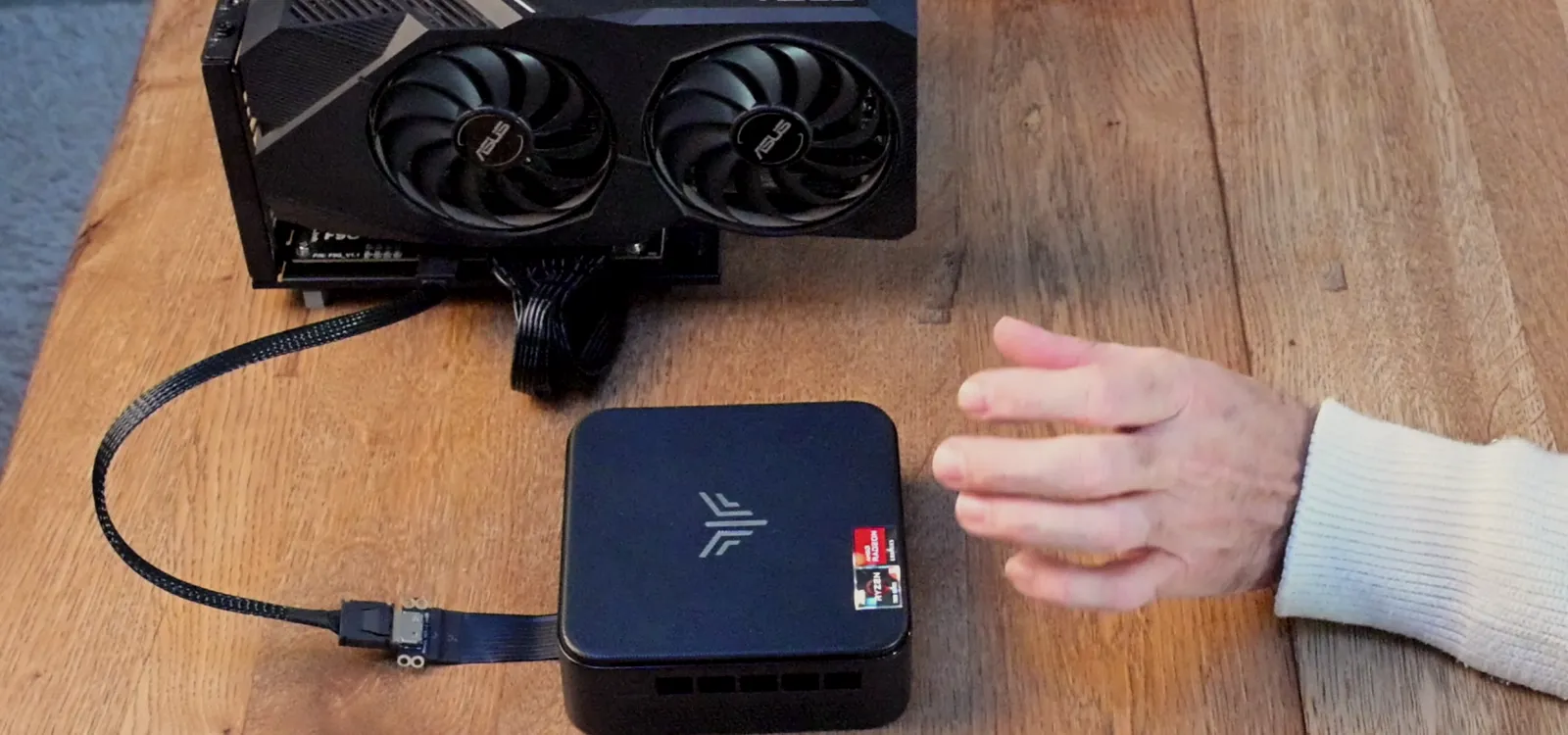 Câble OCuLink branché sur le mini-PC NiPoGi, carte graphique installée dans la station