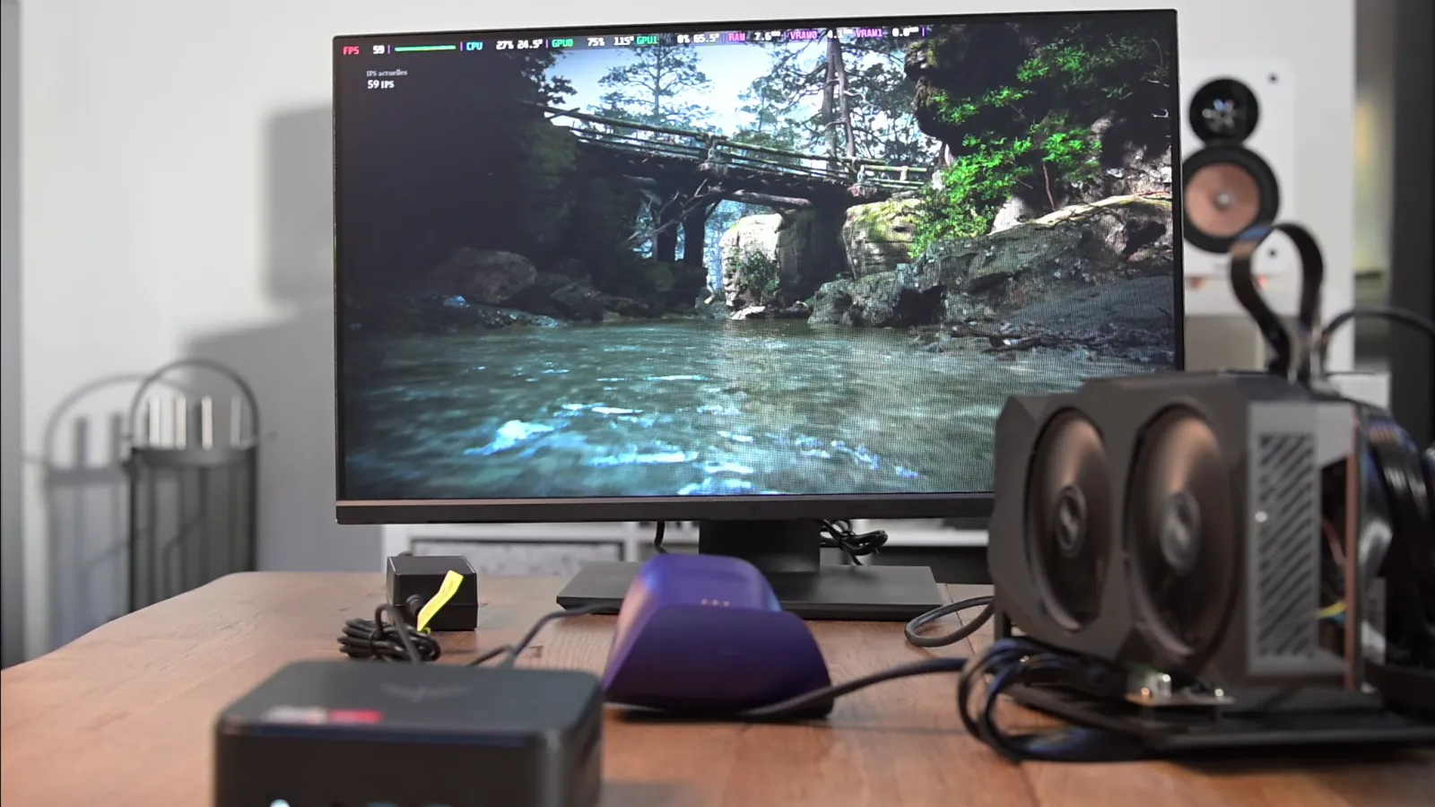 Mini-PC NiPoGi E3B relié en OCuLink à une station eGPU avec une Radeon RX 5700 XT, jeu affiché à l'écran