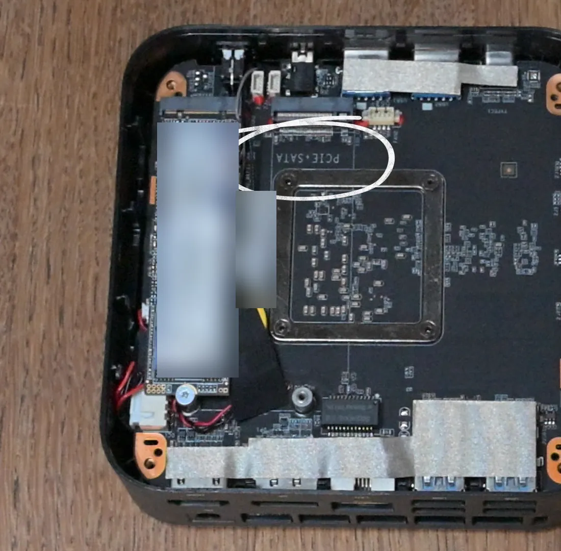 Carte mère du NiPoGi E3B avec le second emplacement M.2 marqué PCIE+SATA entouré