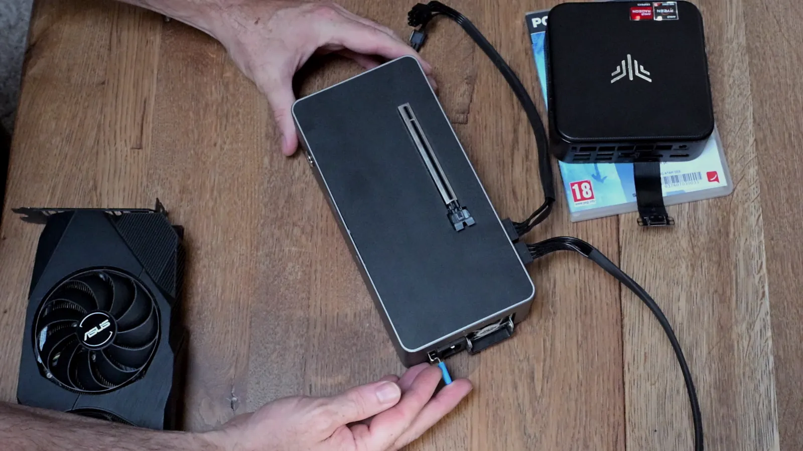 Station d'accueil eGPU OCuLink à côté du mini-PC et d'une Radeon RX 5700 XT